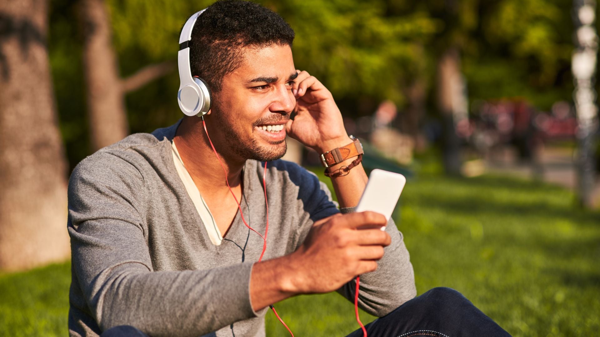 Adult with dyslexia listening to podcast while walking—learning about dyslexia symptoms.